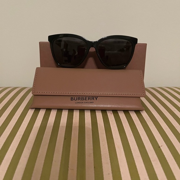 Burberry Black Sunglasses with Brown Case - Picture 1 of 8